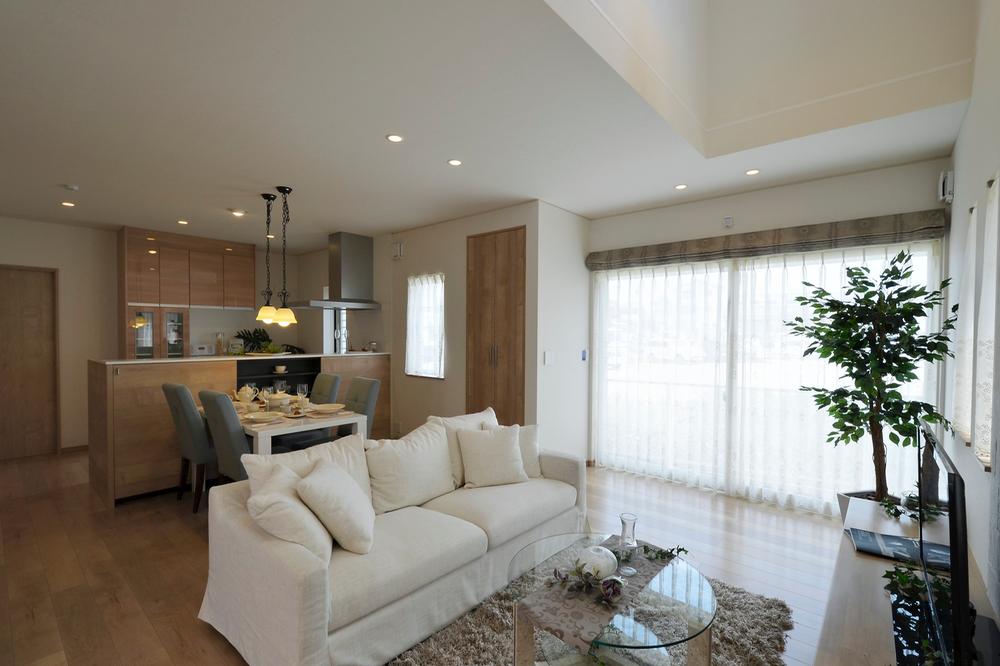 Living. The sense of openness by the bright light and blow the plug from the large windows, Living likely to become a place to gather nature and family. (Model house)