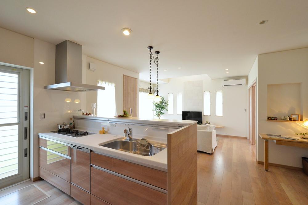 Kitchen. There is no hanging cupboard, The top is a refreshing open-minded face-to-face kitchen. Triple wide (series 3-neck) Stove, Such as dish washing and drying machines and slide storage, Convenient and functional. (Model house)