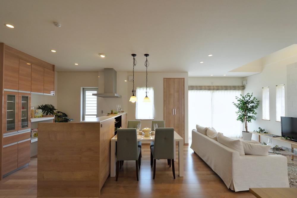 Living. A free plan partition, Our architect (qualified person) will design the house of your ideal. kitchen ・ Equipment and flooring, such as bathroom ・ Joinery manufacturers can also select. This ideal of the residence is achieved.