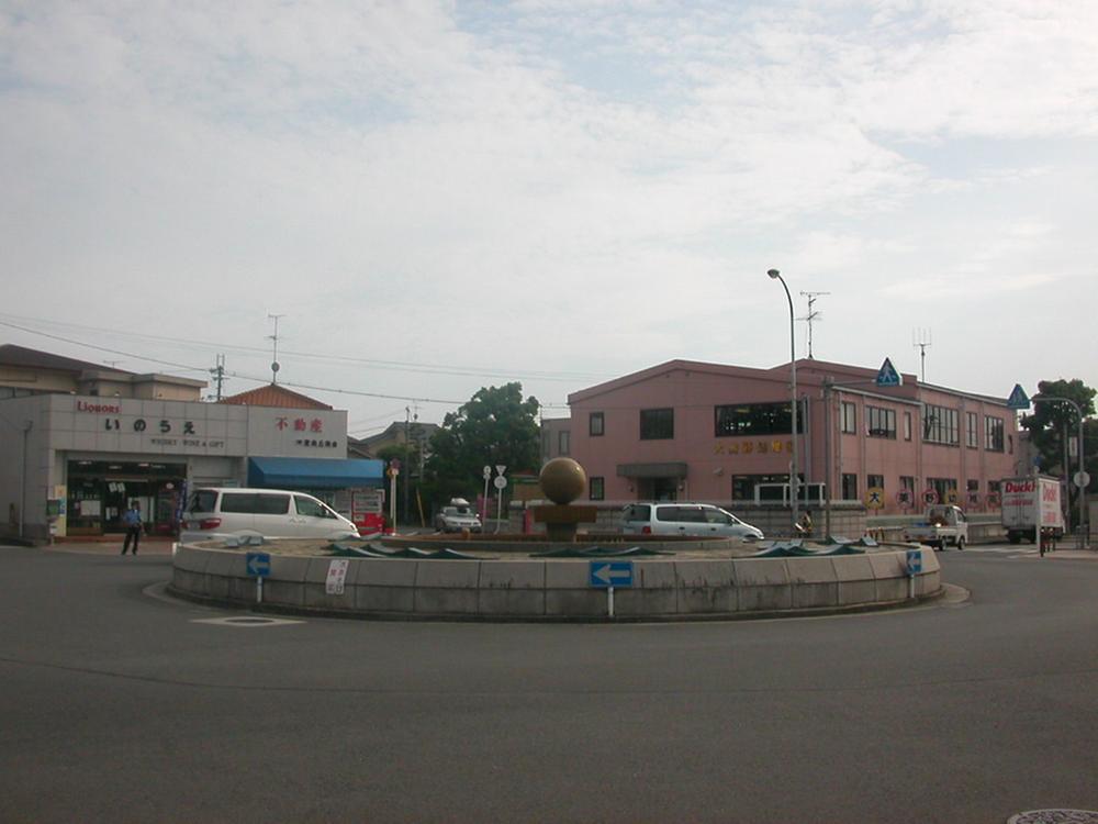 Local photos, including front road. Neighborhood landscape (fountain)