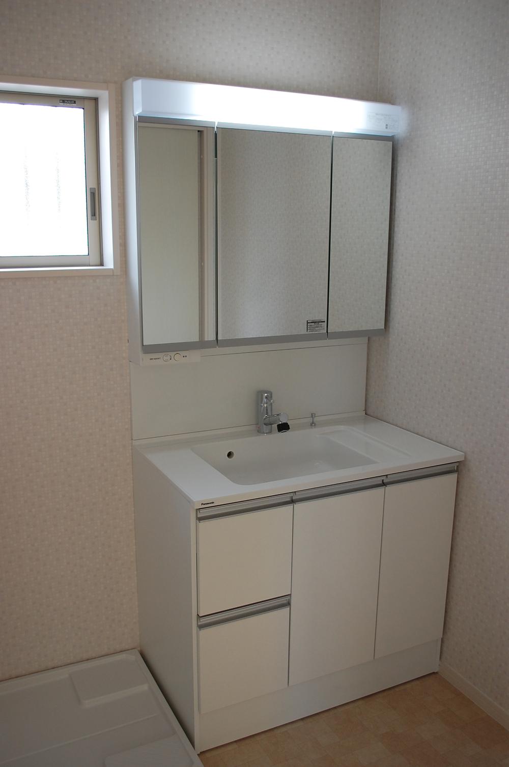 Wash basin, toilet. LIXIL made. Shower Faucets. Wide three-sided mirror.
