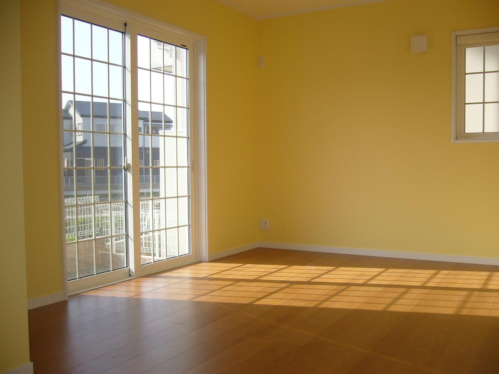 Living. Spacious living room is bright sunshine enter ☆