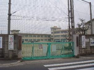 Junior high school. 785m until the Sakai Municipal Hioki Zhuang junior high school
