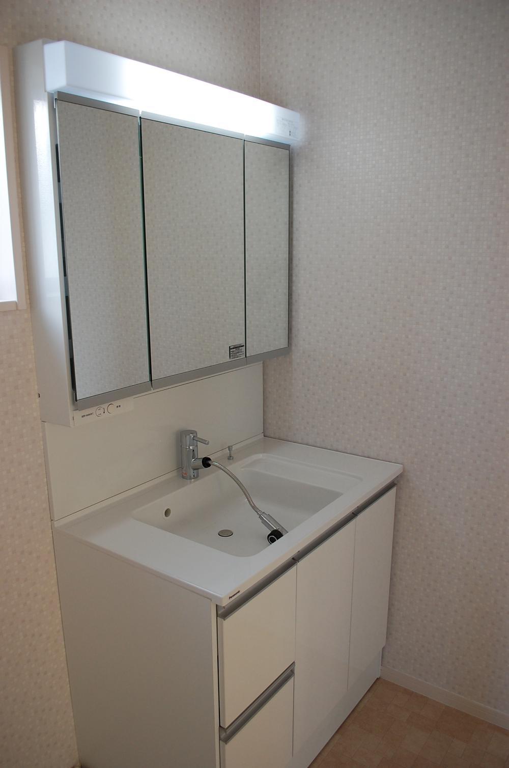 Wash basin, toilet. LIXIL made. Shower Faucets. Three-sided mirror.