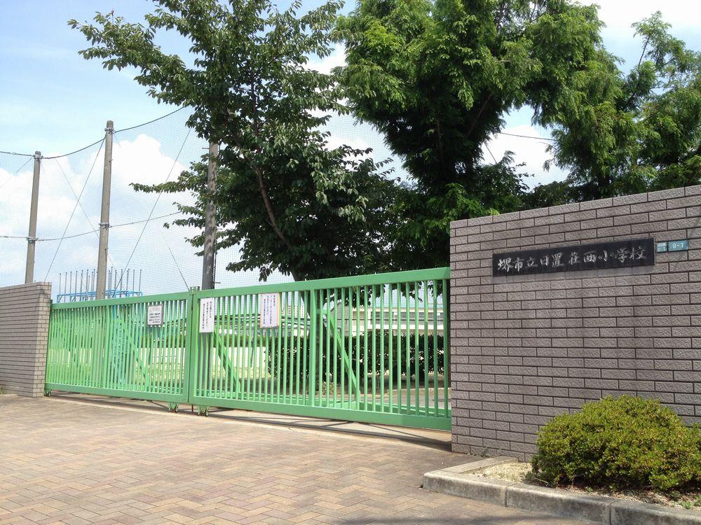 Primary school. You can select either of 1000m Tomi hill Nishi Elementary School or Hikishonishi elementary school to Hikishonishi elementary school.