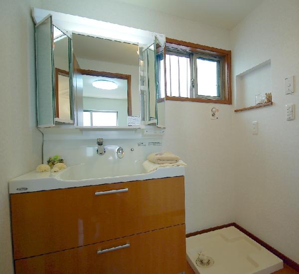 Wash basin, toilet. Plenty of storage on the top and bottom of the drawer.