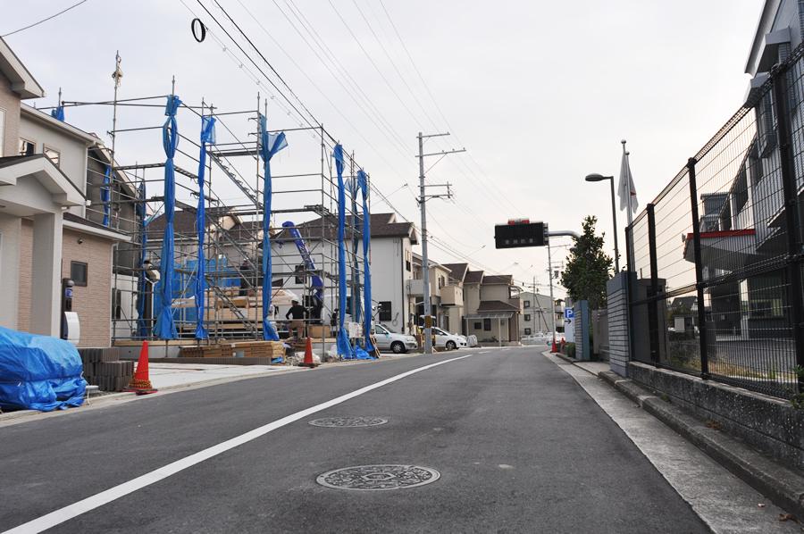 Local photos, including front road. So 6.7m of the front road is clear, You can pass each other with the oncoming vehicle with a margin. Parking can also be smoothly. (Shooting at local / 2013 November shooting)