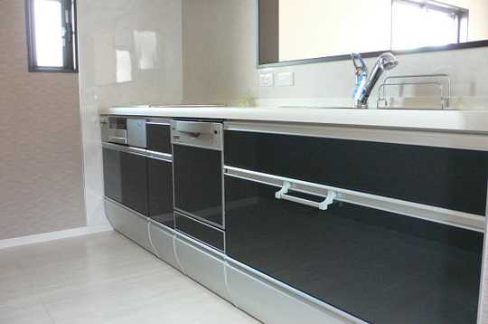 Kitchen. Kitchen image A kitchen that could not be recycled in a wooden cabinet by the "eco cabinet" made of stainless steel Cleanup will contribute to the global environment. Quality to the part which is not visible stainless. So, Cleanliness, Long life
