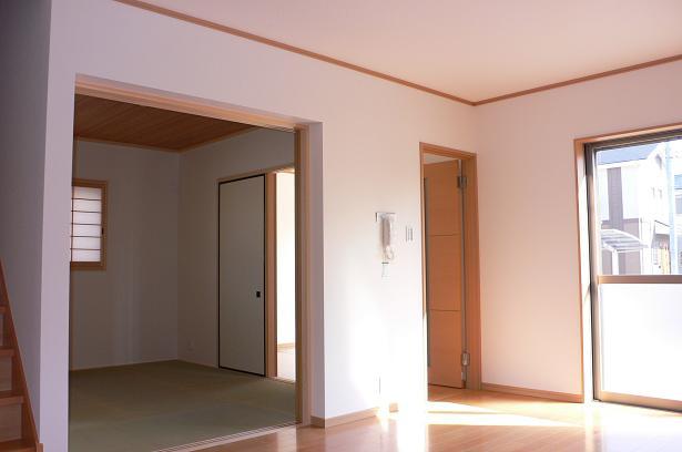 Non-living room. The Japanese-style room is convenient to the tone of the blindfold and the light from the outside on the mounting a sliding door in the standard equipment.