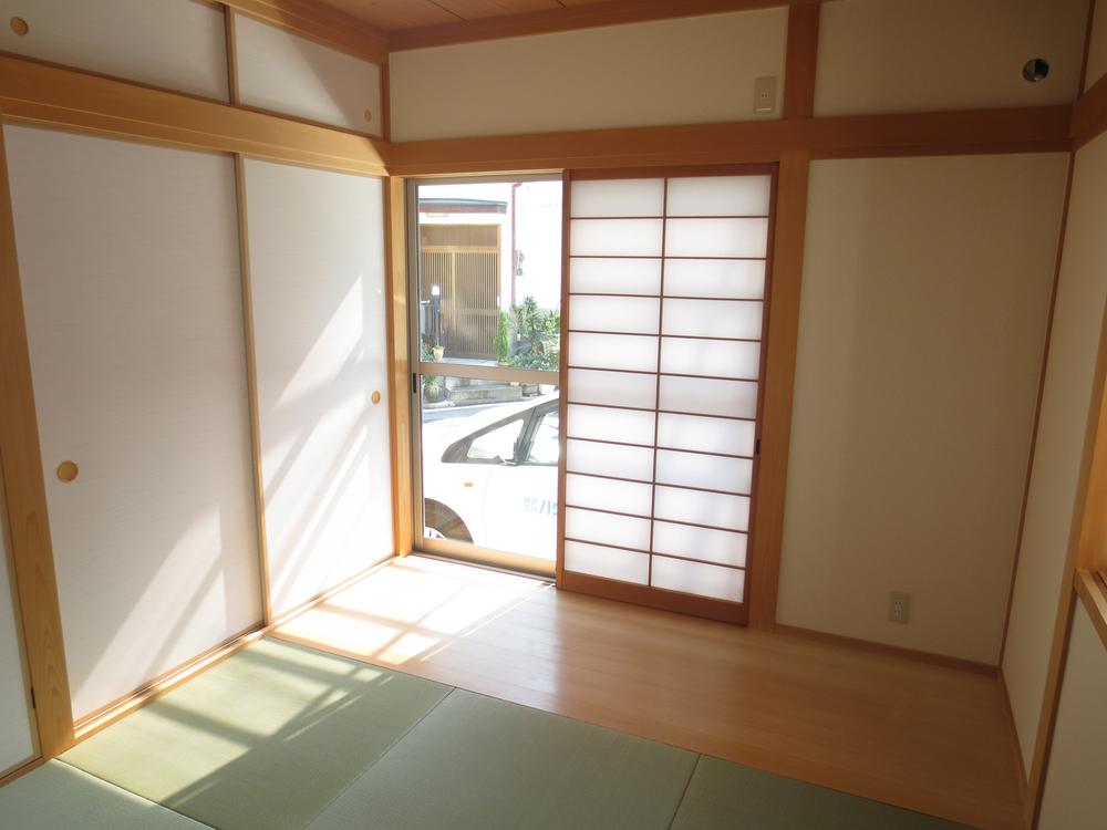 Non-living room. There is also a closet in the Japanese-style room