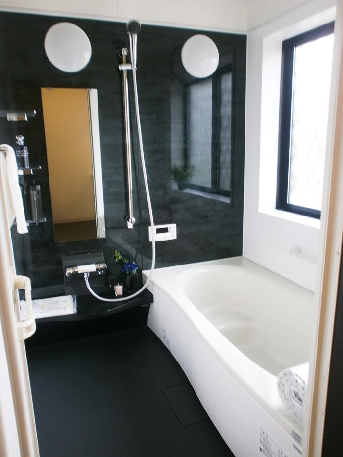 Chic bathroom tones and black. Wide tub loose and put off the foot heals tired. (No. 13 place local model house / Shooting on site)
