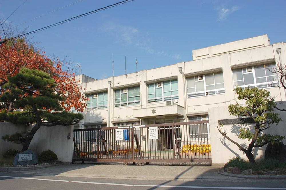 Junior high school. Tomi 1040m up the hill junior high school