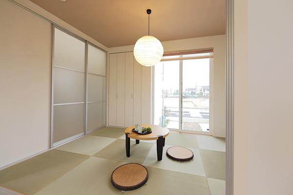 Other introspection. By connecting the living room and Japanese-style, Impossible sense of openness! In our model house has been achieved 25 quires more space in the LDK + Japanese-style room. Please by all means to experience.