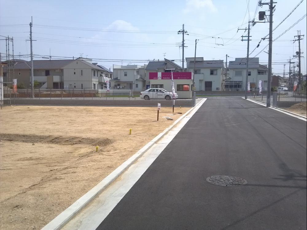 Local photos, including front road. Rooftops of width 6.7m