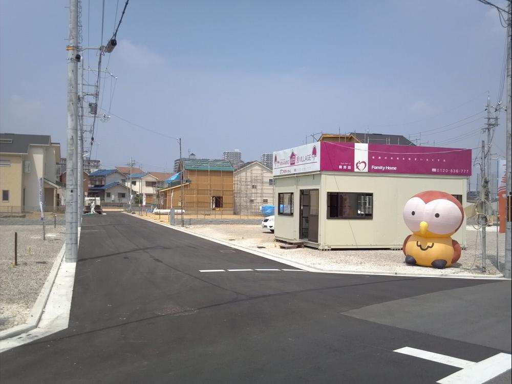Local photos, including front road. Of large subdivision unique width 6.7m! Please try to experience this size at the time of the model house tour. Our mascot "Fukubee" is the mark.