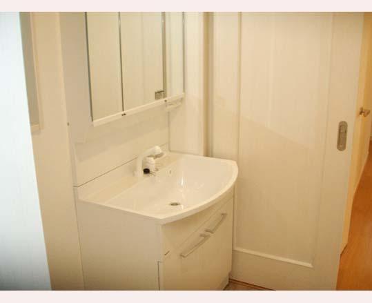 Wash basin, toilet. Indoor (08 May 2013) Shooting