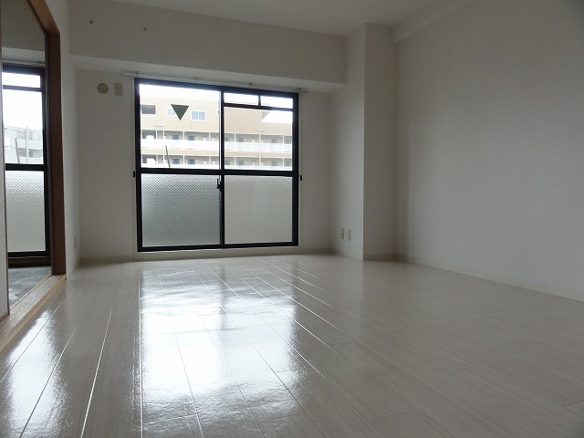 Living and room. Spacious sunny LDK. (Sunny)