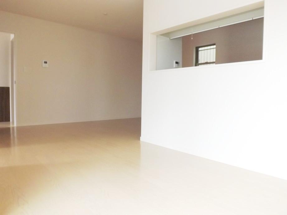 Living. Local photos (living) Comfortable space of all window glazing!