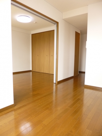 Living and room. Living and Western is Tsukamatsukireru specifications sliding door