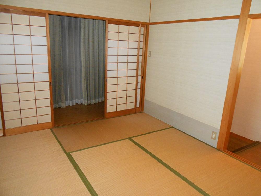 Non-living room. It is a Japanese-style room with a calm atmosphere