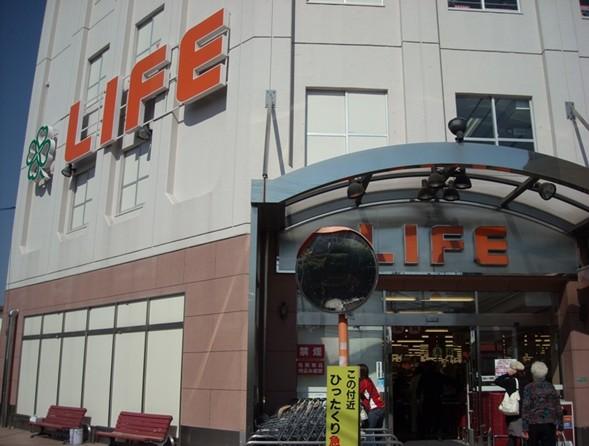Supermarket. Until Life Hatsushiba shop 1200m