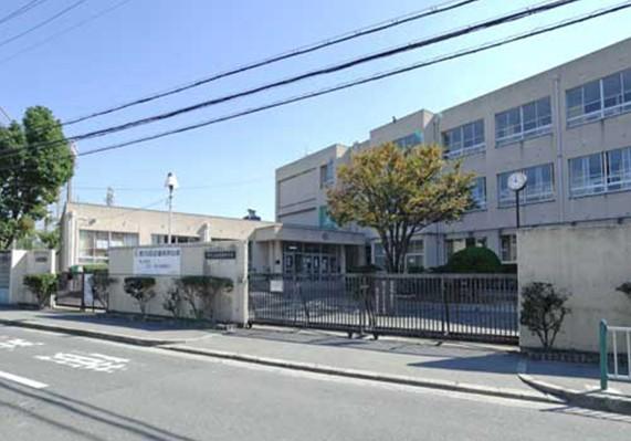 Junior high school. Standing beside the 640m Nagaike to Sakai City Tatsugane Okaminami junior high school, Sandwiched between the countryside and spacious and the residential area was gold Okaminami junior high school