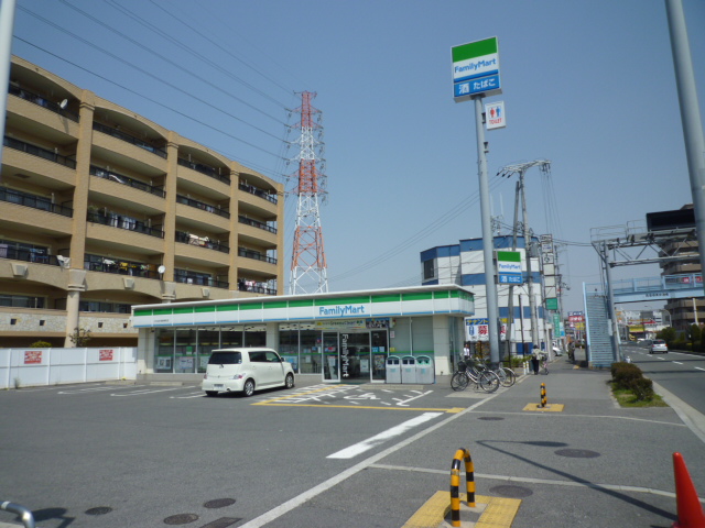 Convenience store. When FamilyMart or Nagasone the town store (convenience store) to 326m