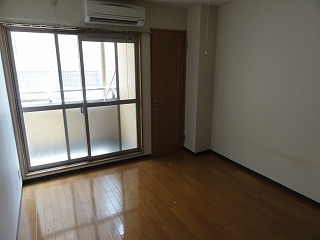 Living and room. It is beautifully renovated the Western-style ^^ (flooring)