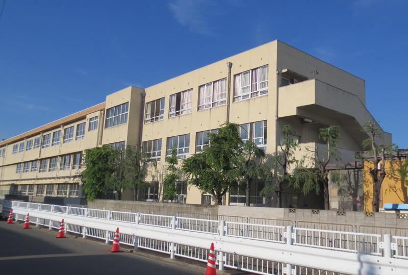 Primary school. KANAOKA 3-minute walk from the 200m elementary school to elementary school. Child-rearing environment of peace of mind. 