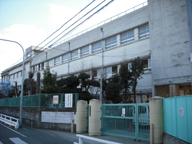 Primary school. 586m until the Sakai Municipal Higashimikuni hill elementary school (elementary school)