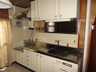 Kitchen. Gas stove can be installed kitchen