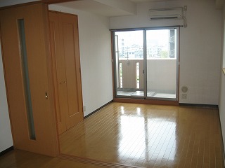 Living and room. Western-style (flooring) air-conditioned ^^