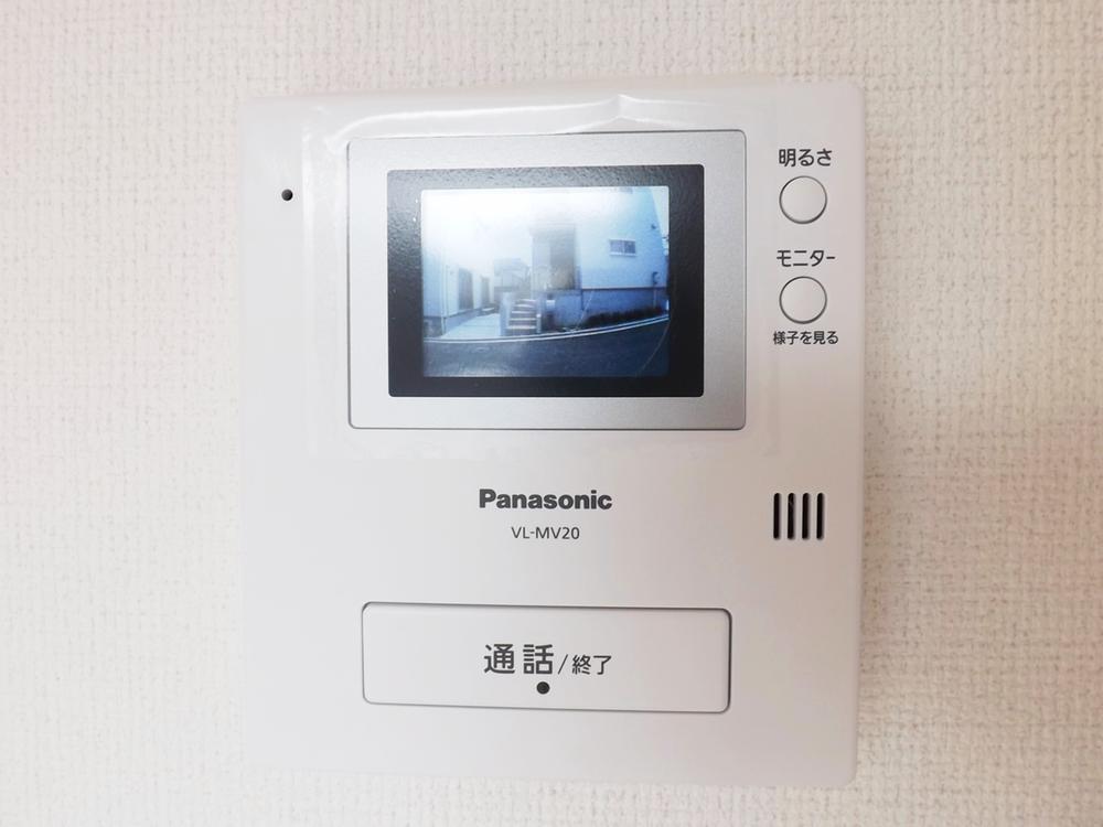 Security equipment. Adopt a color monitor intercom. Monitor featured that can check the state of the front door from the room when it becomes a little concerned about the outer. Children in the answering machine is also safe.