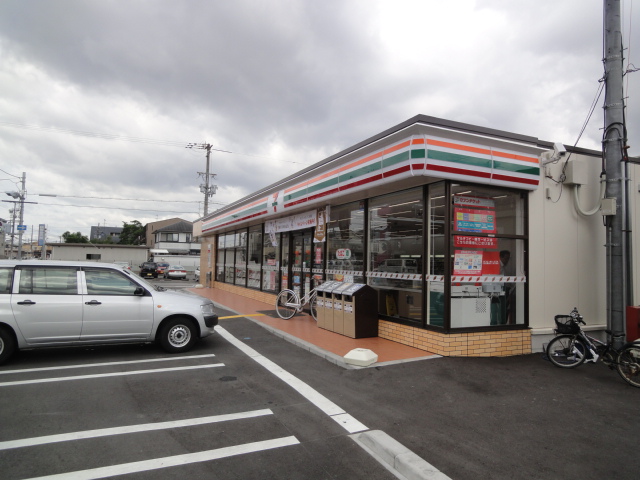 Convenience store. Seven-Eleven Sakai Mozuume cho Chomise (convenience store) to 532m