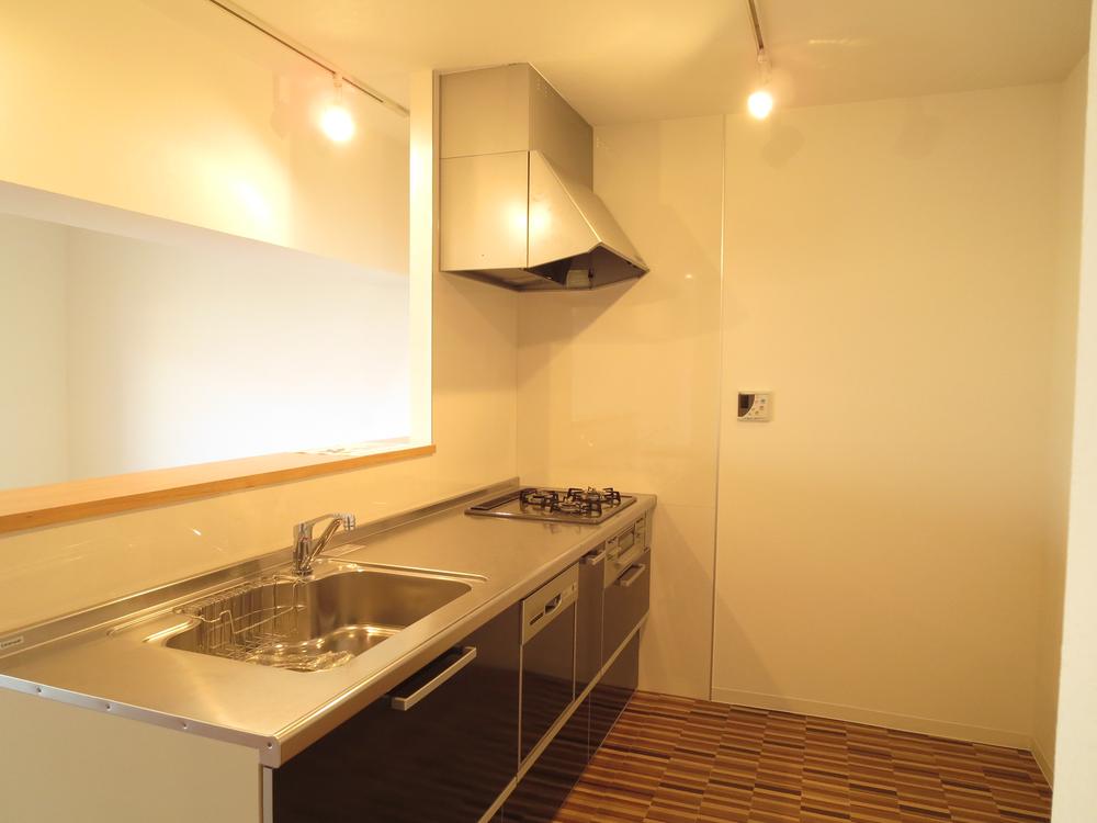 Kitchen. Indoor (11 May 2013) Shooting