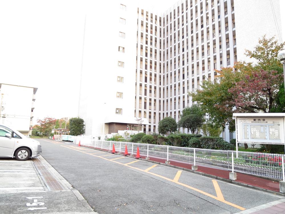 Local appearance photo. Local (11 May 2013) Shooting Osaka Prefecture Housing Corporation has sale Shinkanaoka Eighth house is 10-storey with elevator Shinkanaoka is ideally situated in a 4-minute walk to the Train Station.