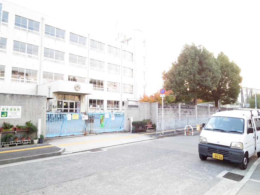 Primary school. Shinkanaoka a 1-minute walk from the East Elementary School