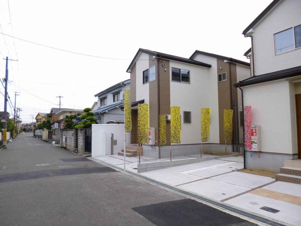 Local photos, including front road. Same specifications Photos. All four is a subdivision of the compartment