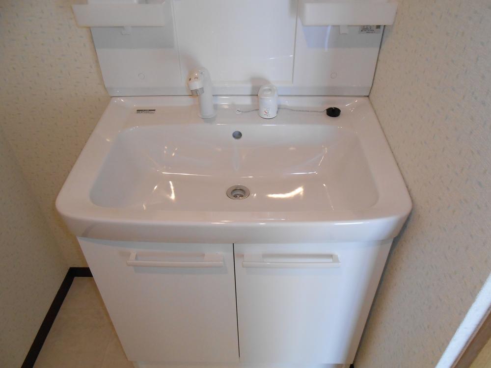 Wash basin, toilet. It is very beautiful because it is exchanged washstand