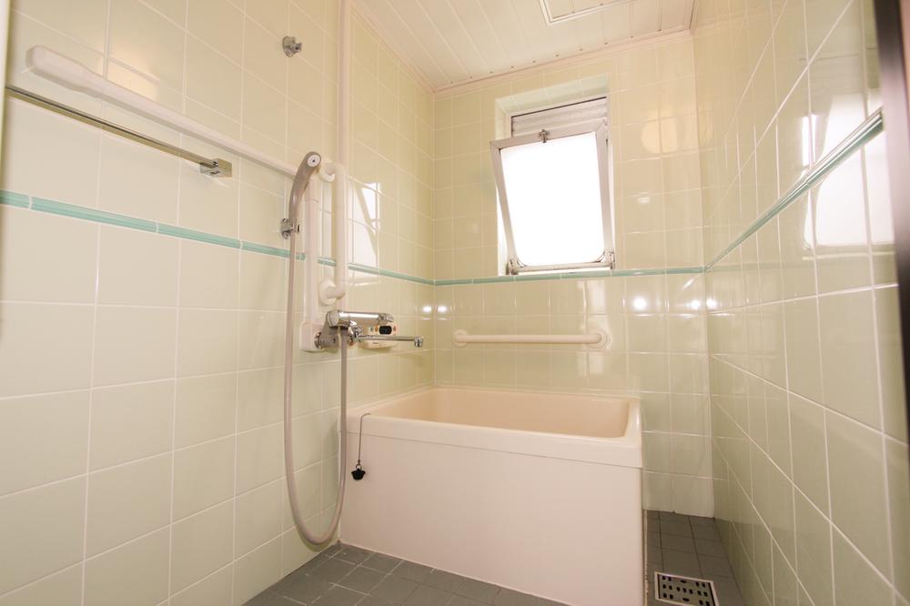 Bathroom. Bathroom, We had made a thermo Curran with a temperature control function.