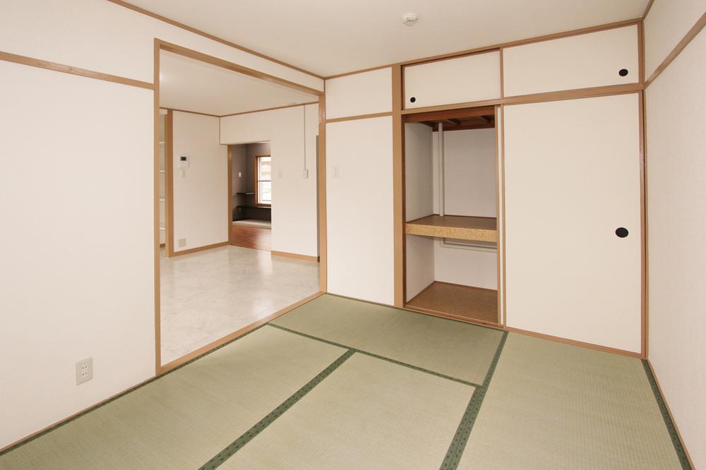 Non-living room. Tatami Japanese-style is the Omotegae, Sliding door and the wallpaper is already in place Paste.