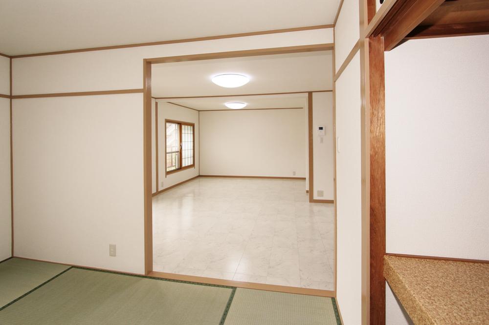 Non-living room. At the entrance of the Japanese-style room and living room, There is no difference in level.