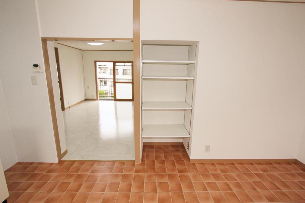 Receipt. Movable shelves built in kitchen.