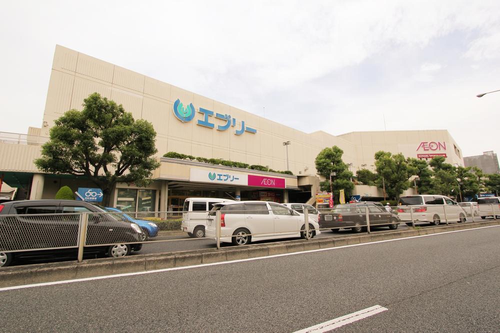 Shopping centre. Shopping center Evry 640m