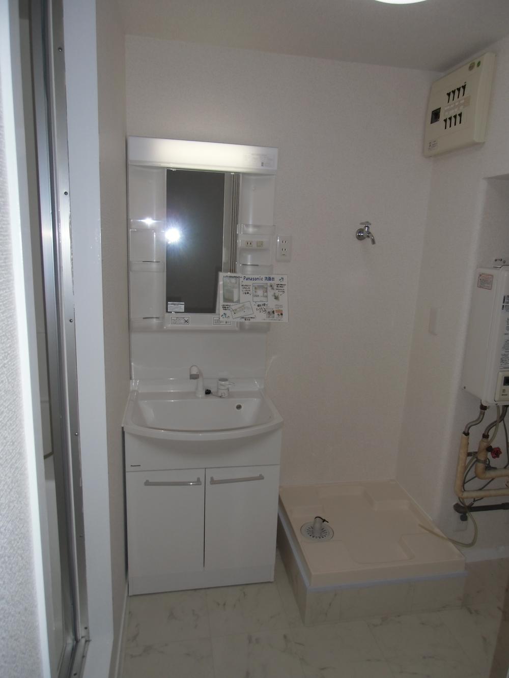 Wash basin, toilet. Indoor (2011 years) Shooting