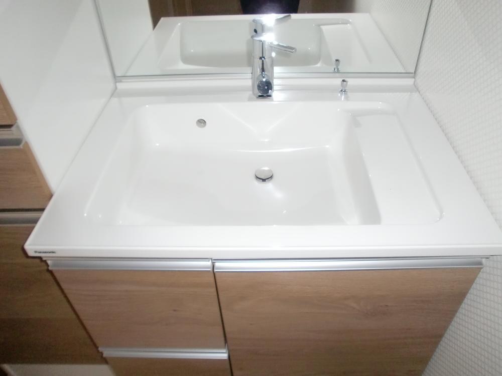 Wash basin, toilet. Widely good wash basin and easy to use. 