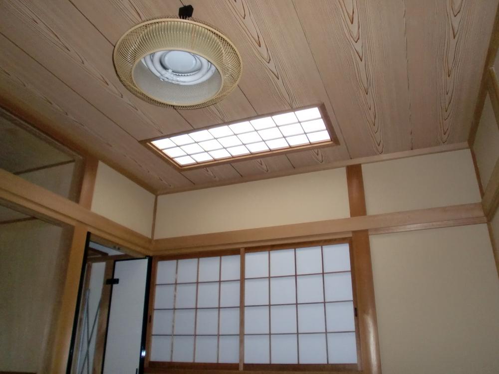 Non-living room. Is a Japanese-style room that bright sunlight enters.