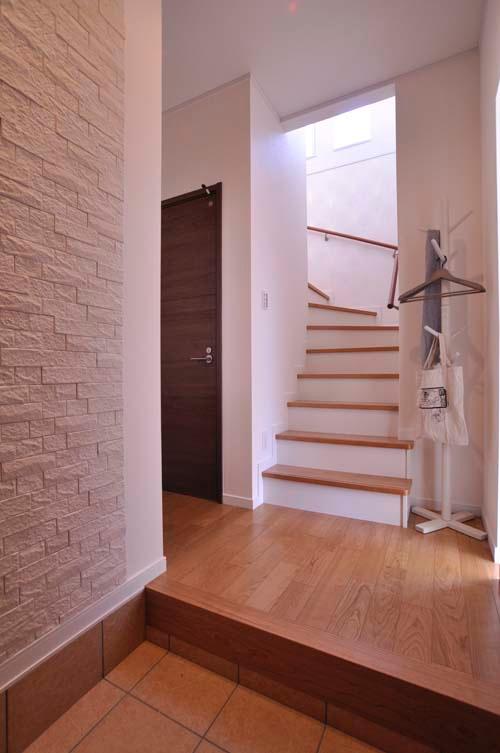 Entrance. It is on the wall of the entrance front and eco-carat to change the impression of space, indirect lighting.