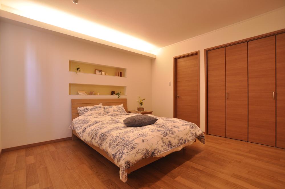 Non-living room. The couple's bedroom is taken up in a little spread, It invites to a comfortable sleep in a calm lighting plan.