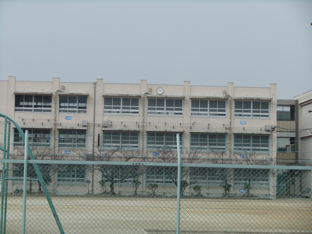Primary school. 325m until the Sakai Municipal Shinkanaoka Elementary School